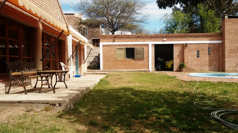 SE VENDE CASA EN VILLA RUMIPAL